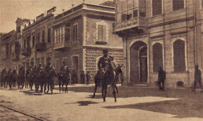 9 EYLÜL — İzmir'i düşman işgalinden kurtaran şanlı Türk askerleri şehre giriyor.